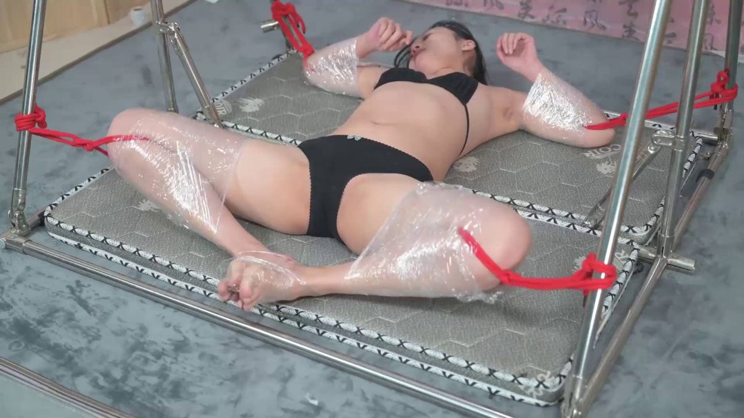 高挑女孩初次尝试保鲜膜K9体验-8