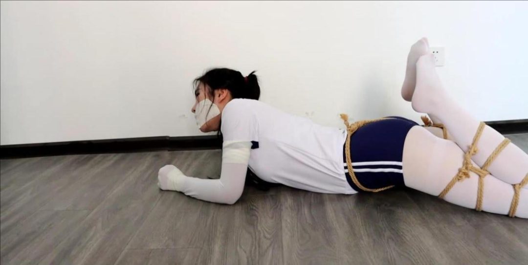 king剧情定拍！《日式白丝体操服美女的囚禁游戏01》白丝丽人被奇怪方式囚禁变成爬地小狗-9