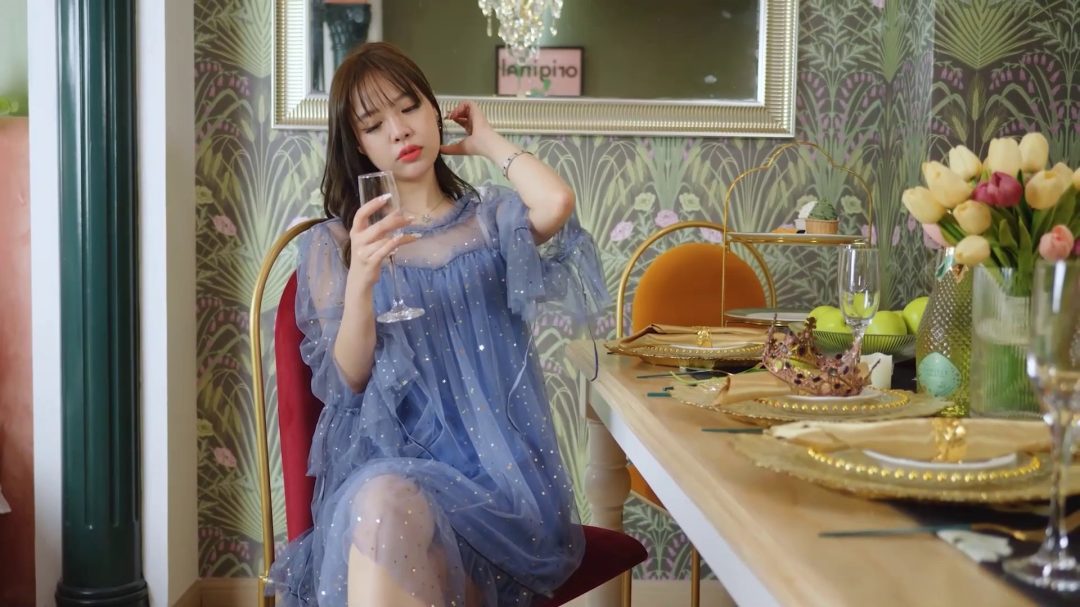 法式餐桌上的小公主，银色胶带捆绑-2