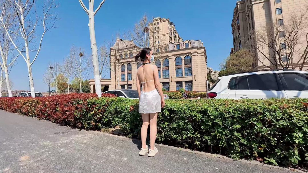 【Raymond】逛公园的小美女身上只有短小的露背睡裙和一些铁疙瘩-8