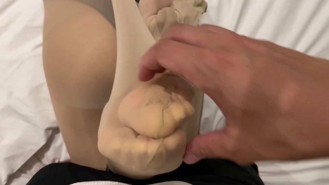 腿好穿亮丝！丝袜套头全包木乃伊！五官变形、胶带束缚-6