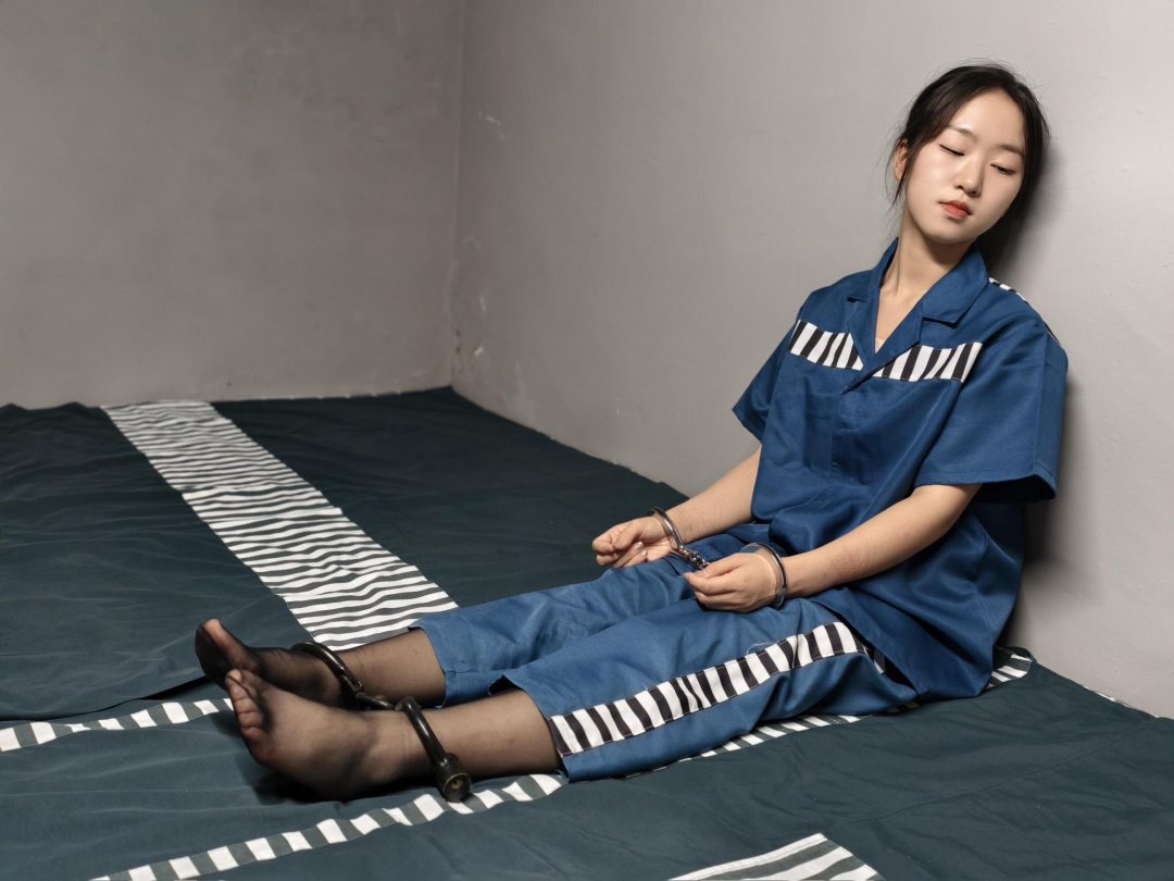 【鑫鑫工作室】林静如因职场的卫生打扫问题与同事发生口角，后因奶奶生病住院而逃狱，被李抓住并带回。在审讯中，解释自己因担心奶奶病情而逃跑，但被认为情节严重，需更换戒具并加重处罚。威胁她若再逃将面临更重刑-1