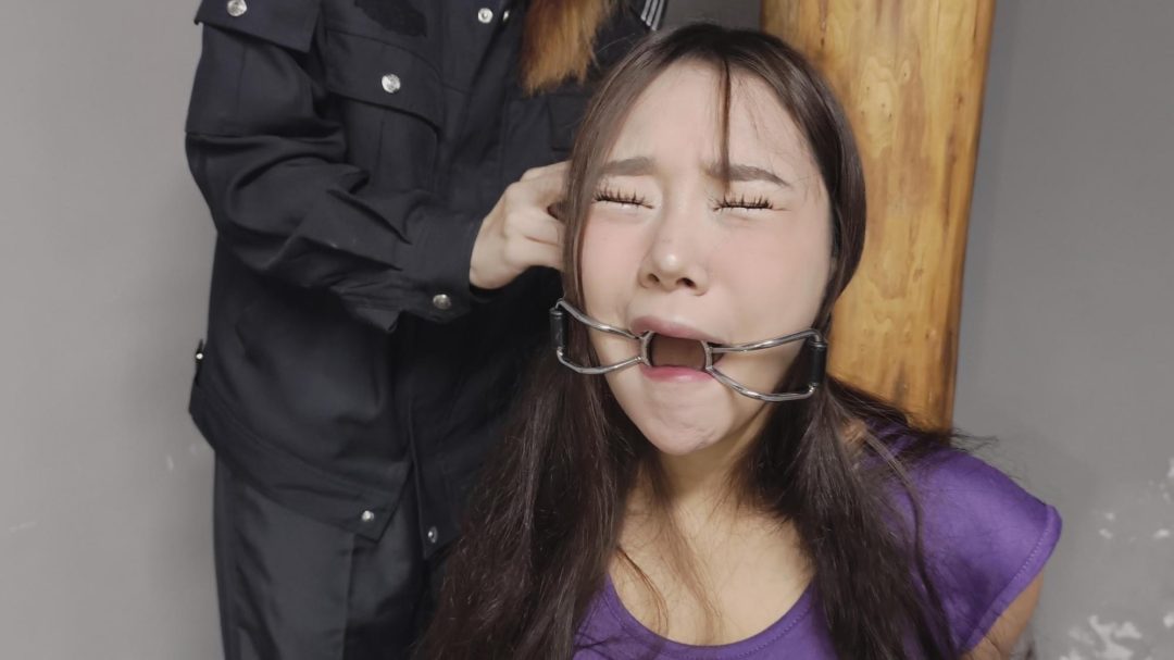 【鑫鑫工作室】一名涉嫌网络传播YH内容的女主播进行审问和教育的过程。女主播因在网络上从事色情直播并涉及诈骗行为而被捕。一开始她拒不交代，被待到刑讯室跪下带口枷，铐在柱子上。-6