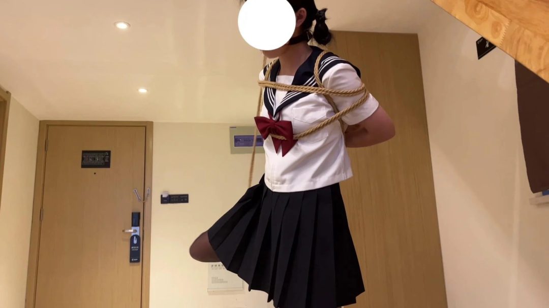 臭脚妹妹第一部露脸作品(假露脸）【水手服】【油光黑丝】【白一带】【单腿吊缚】-6