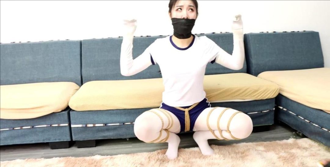 king剧情定拍！《日式白丝体操服美女的囚禁游戏02》白丝丽人蟹缚 失禁丝袜脚湿透-5