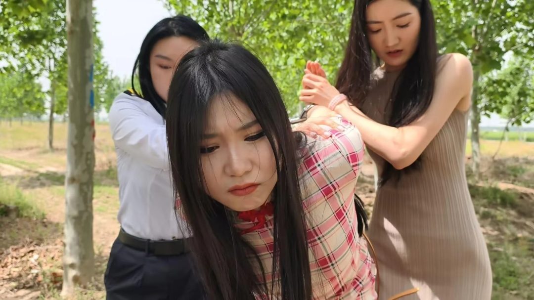 【鑫鑫工作室】新场地高颜值演技好模特吴晗出演 女，被卧底抓捕，审讯，因不听话被严加管教，手铐镣铐，押解逮捕-3