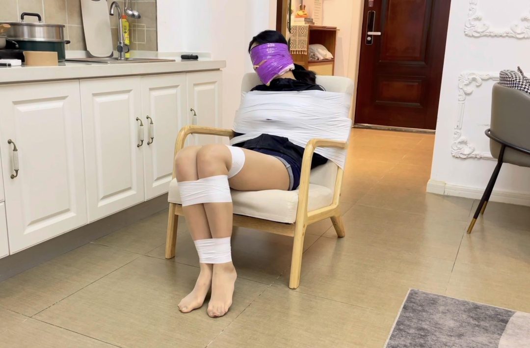 【小橙】【招模特】椅子上的白色胶带捆绑，4层胶带封嘴+丝袜蒙眼，多层封堵爱好者必看-15