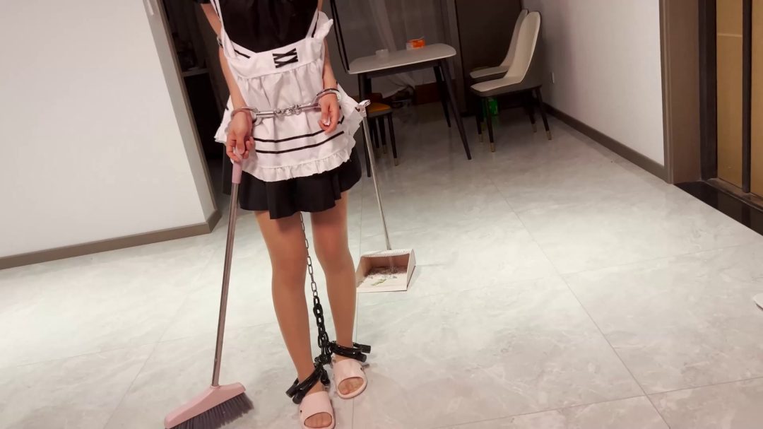 女仆装 镣铐行走-4
