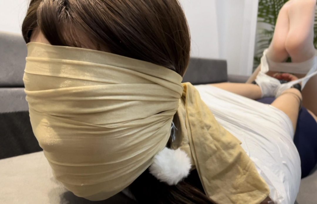 【小陈】【招模特】胶带捆绑后，驷马姿势的挣扎，嘴巴也塞满，再加上白丝与肉丝的结合~-13