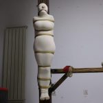 这位小姐姐有点惨….. 绷带包裹束缚