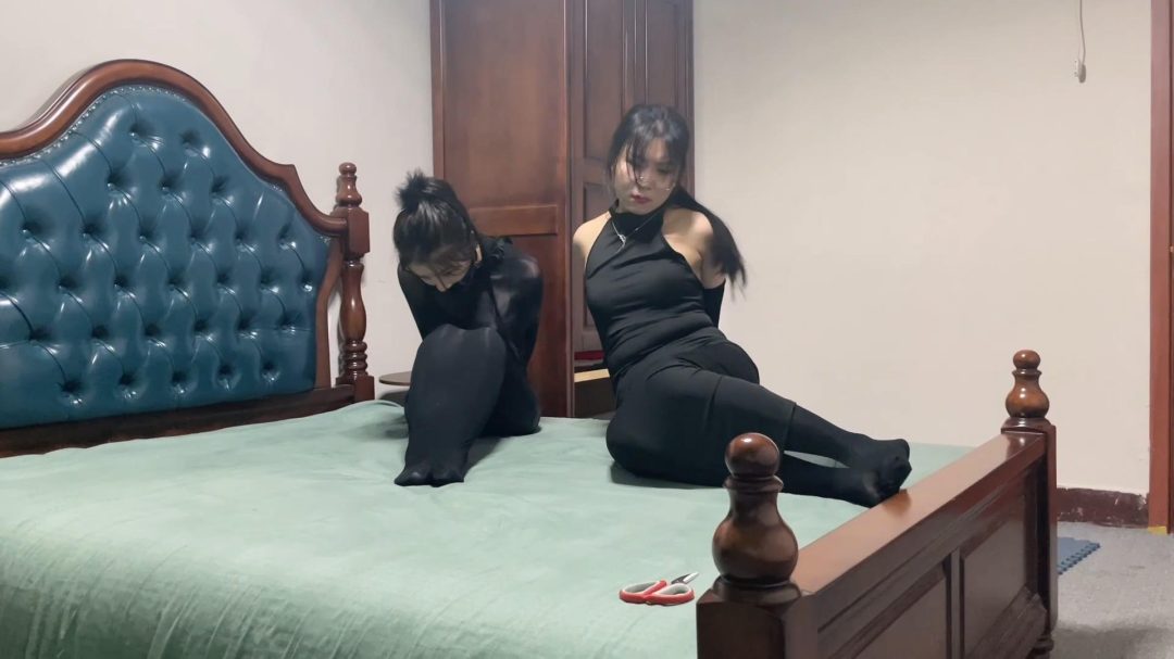 king定拍《紧缚晚礼服 止步拘束裙 上》完美还原漫画拘束 美女模特落入舞会陷阱 身上晚礼服变成拘束服 美女们被拘束成丝袜人茧 吴晗 刘洋知名模特-11