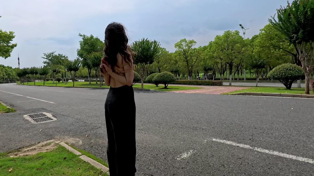 【Raymond】裙子下被绑大腿艰难的户外行走，湖边偶遇“路船”专门绕了一圈过来看（户外/绑腿/艰难行走/人前/后手观音/股绳/被发现/礼服）-6