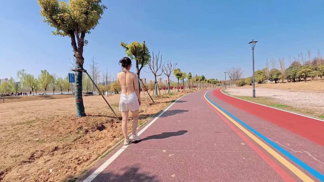 【Raymond】逛公园的小美女身上只有短小的露背睡裙和一些铁疙瘩-7