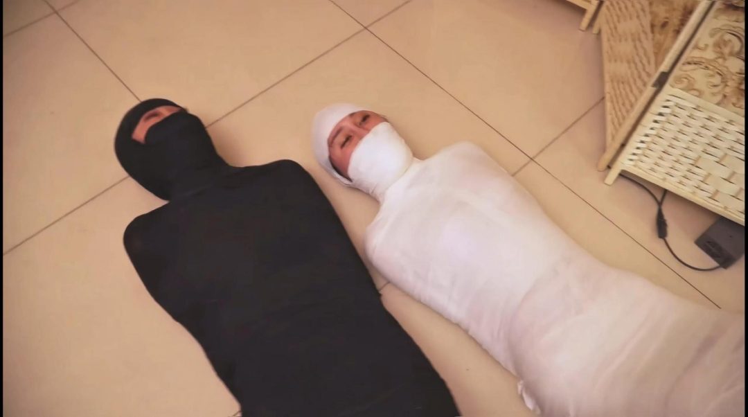 king定拍《黑白木乃伊姐妹 下》 双御姐 全包成木乃伊 包裹成只能蠕动的黑白色人茧-11