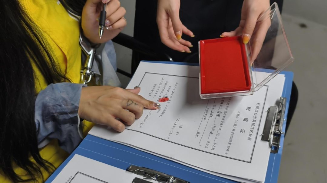 【鑫鑫工作室】一名女子因转发YH视频而被传唤自首。她声称自己只是觉得好玩，并未故意传播。然而，她的行为已构成犯罪，并对其进行了严厉的批评和惩罚，包括让她赤脚蹲下、提裤子等羞辱行为-10