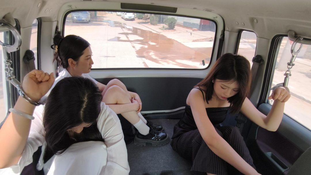 【鑫鑫工作室】新模特小艾云思饰演女贩和人犯，被逮捕后还不老实，于是先踮起脚来拷上，到监狱后又苏秦背剑铐起来，终于忍受不了，承认了犯罪经过-3