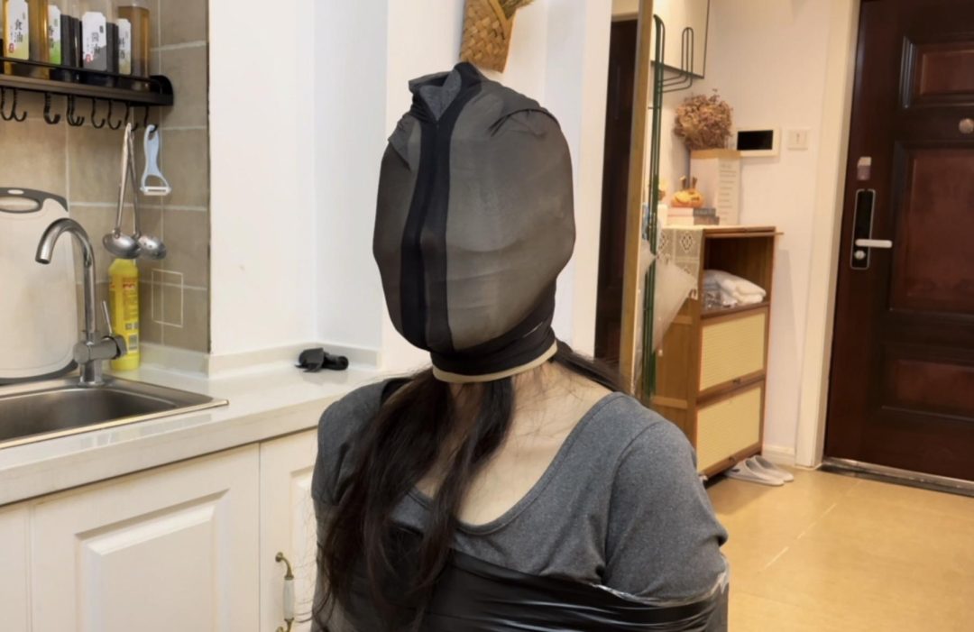 【小阳】纯享：呼吸限制2，肉、黑、白三色丝袜套头，再缠上保鲜膜，不够？高跟鞋再罩在脸上~-3