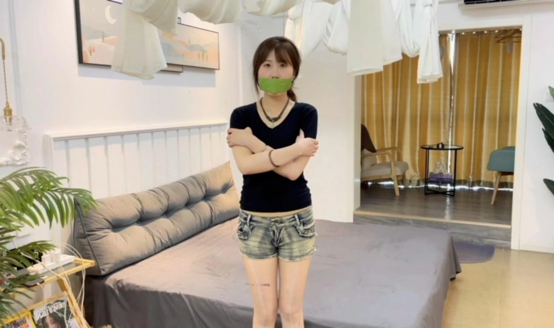 【小陈】胶带半木乃伊后，抚摸着小陈的嘴巴，可惜她说不了话，躺在怀里，来感觉后，嘿嘿嘿~-1