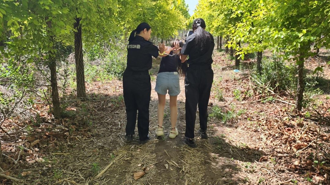 【鑫鑫工作室】新场地模特小涵出演女犯本系列第二部，四女囚系列之女大学生人案，周雨涵因故意s人被捕，户外逃窜被抓捕，户外指认现场，模拟监室新场地真实感飙升-3