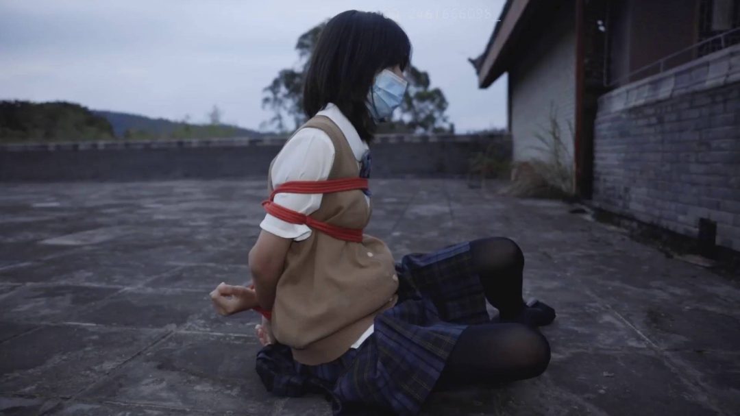 新人试镜现役JK黑丝女子优等生室内捆绑挣扎制服鞋户外镣铐行走-7