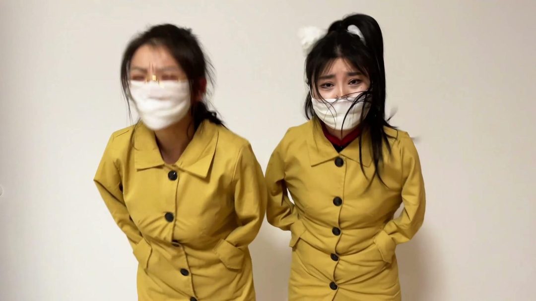 king云雀定拍《罕见双人伪装拘束 02》饱和式剧情 超有趣的双人伪装大衣伪装求救 白丝女奴们努力互相解缚 双层白丝美脚互相磨蹭蠕动-8