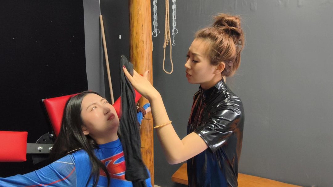 神奇女侠找到暗夜女王索要文件，结果被暗算，绑起来后TK，神奇女侠最后的结局会是什么。-3