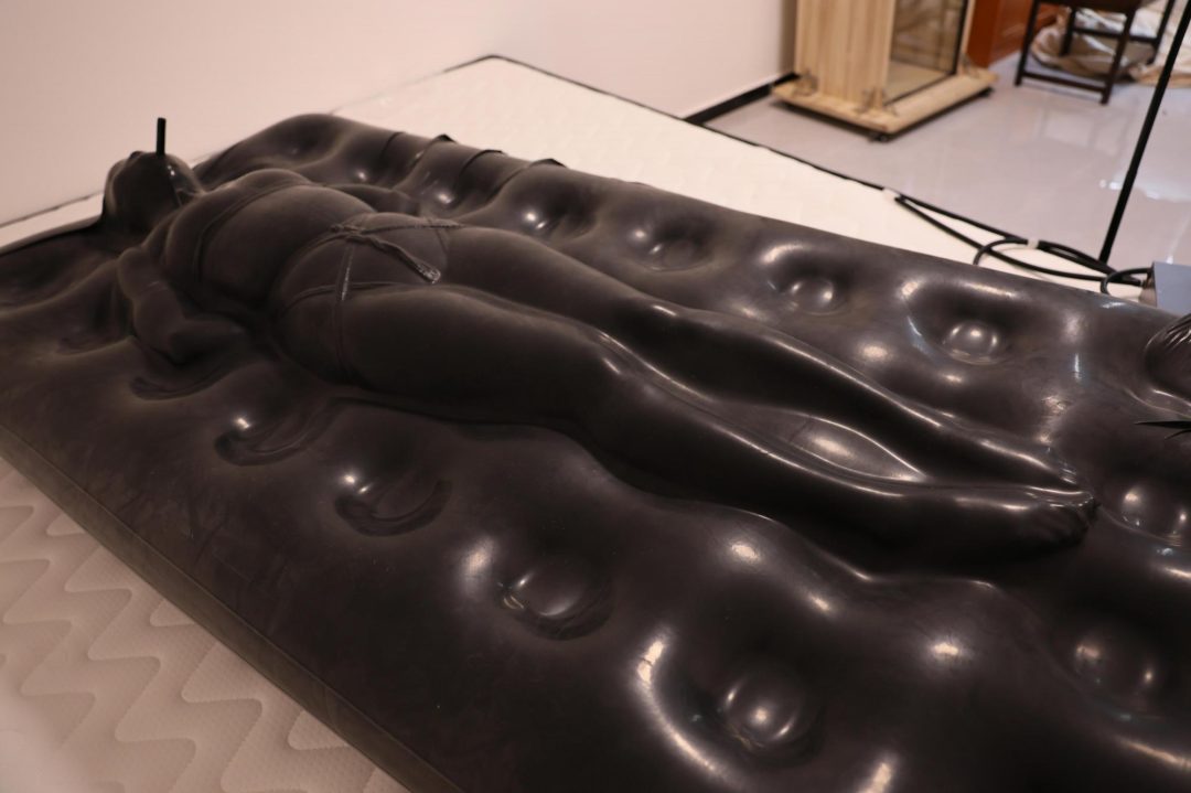 紧缚玩偶02-乳胶床禁锢-1