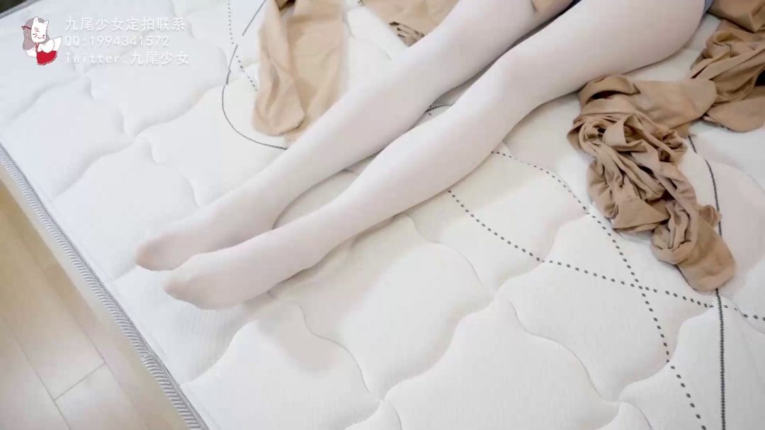 白丝少女丝袜多层全包木乃伊，蒙眼胶带封嘴，扭动挣扎~被迫闻脚的味道，面具呼吸-1