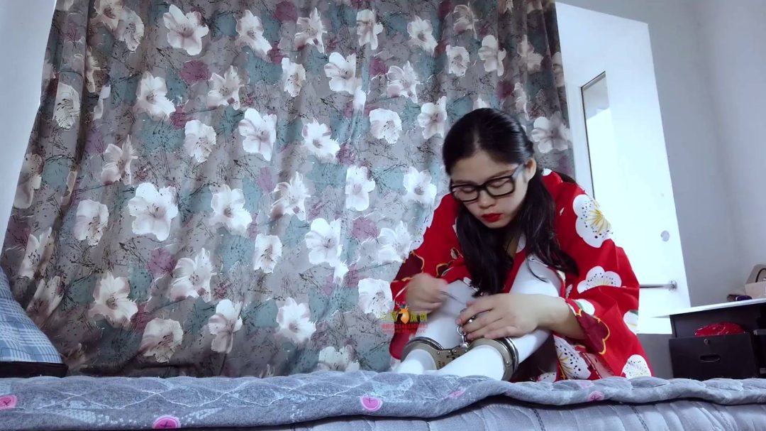 日本妻百岛盒子 百岛在家服侍丈夫,不小心弄伤了丈夫,脾气暴躁的丈夫决定好好惩罚百岛-7