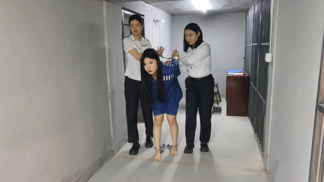 【鑫鑫工作室】新场地高颜值演技好模特吴晗出演 女，被卧底抓捕，审讯，因不听话被严加管教，手铐镣铐，押解逮捕-9