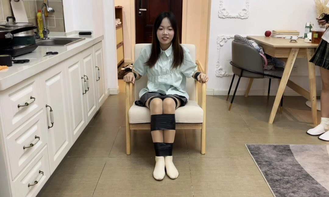 【小依】新模小依来试镜，肉色丝袜+白袜，胶带椅子缚~胶带封嘴，必少不了-3