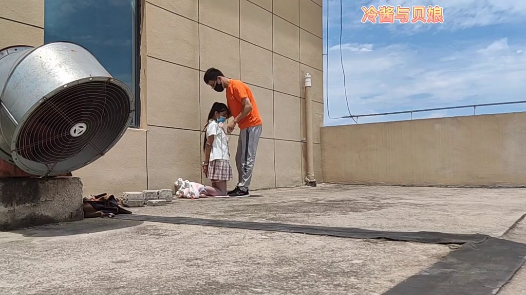 天台轮滑美少女的镣铐捆绑-3