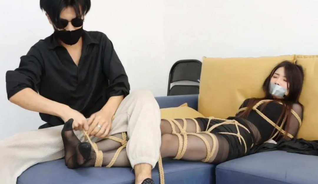 king定拍《伪装拘束真人版02》发现被密集捆绑的美女让男人起了歹心 于是被加固捆绑 可怜的美女就这样又被伪装拘束倒卖了~-1