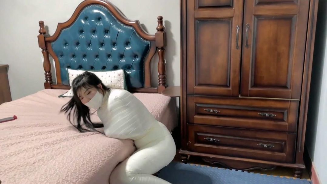 king定拍《过于谨慎的小偷 下》美女严密包裹木乃伊 使出浑身解数求救逃脱 每次即将逃脱都功亏一篑 美女挣扎全片卖力挣扎~-2