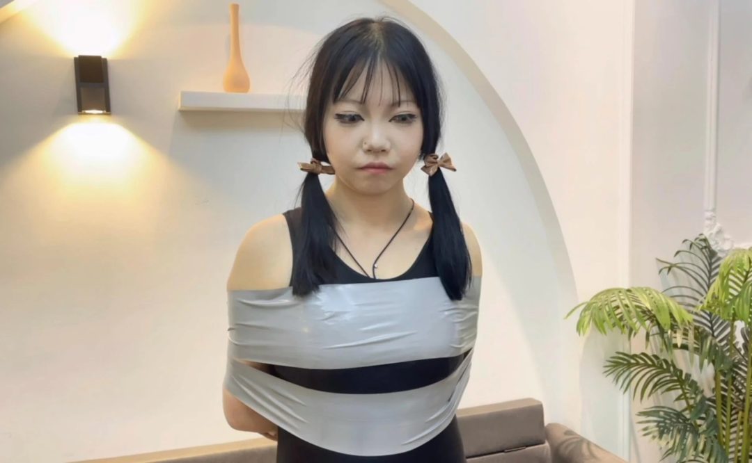 【小鹿】胶带的驷马+丝袜蒙脸，黑丝小脚，挣扎不停-2