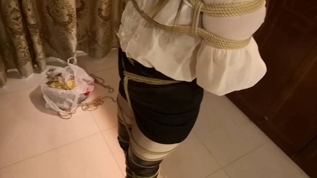 穿过膝长靴的美女经理因重罪被捕，接受过膝长靴、长手套、紧缚镣铐之刑-5