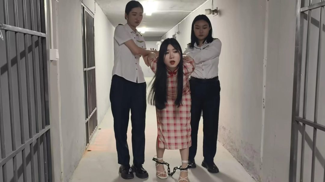 【鑫鑫工作室】新场地高颜值演技好模特吴晗出演 女，被卧底抓捕，审讯，因不听话被严加管教，手铐镣铐，押解逮捕-2
