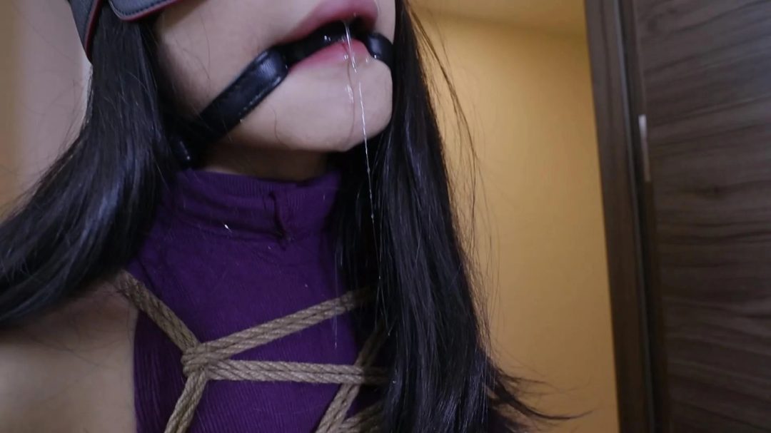 《招聘陷阱》女孩应聘惨遭黑手被调教！无内黑丝，电击，股绳紧嘞，玩弄挑逗敏感处让其羞耻口水流淌不止-8