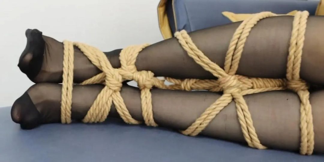 king定拍《伪装拘束真人版02》发现被密集捆绑的美女让男人起了歹心 于是被加固捆绑 可怜的美女就这样又被伪装拘束倒卖了~-3