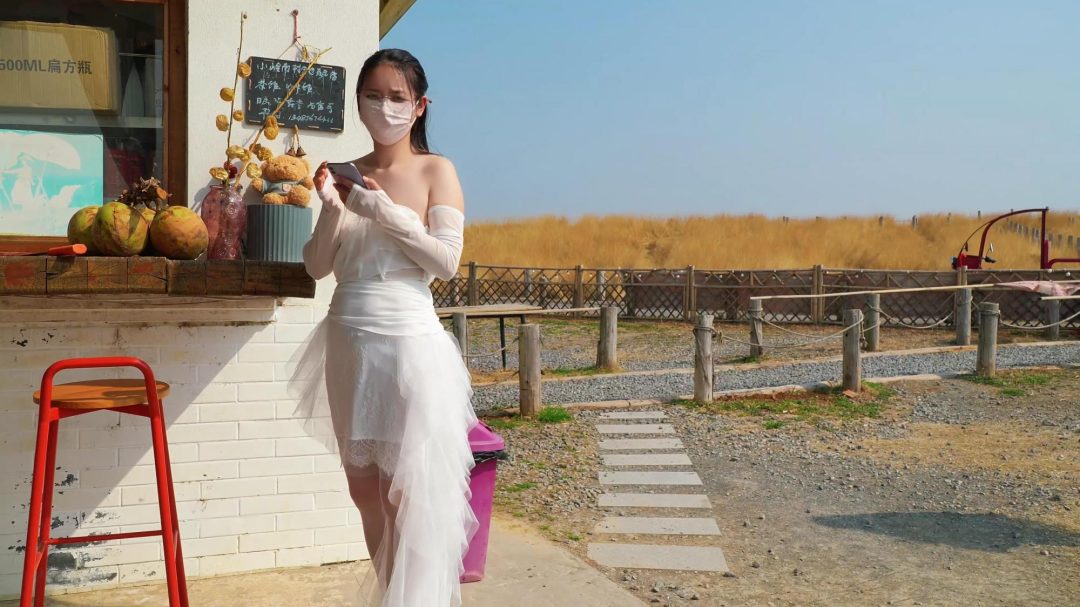 谁能想到在户外拍婚纱照的新娘，性感的婚纱之下的双腿之间居然被紧紧的勒着股绳(预告片)-5