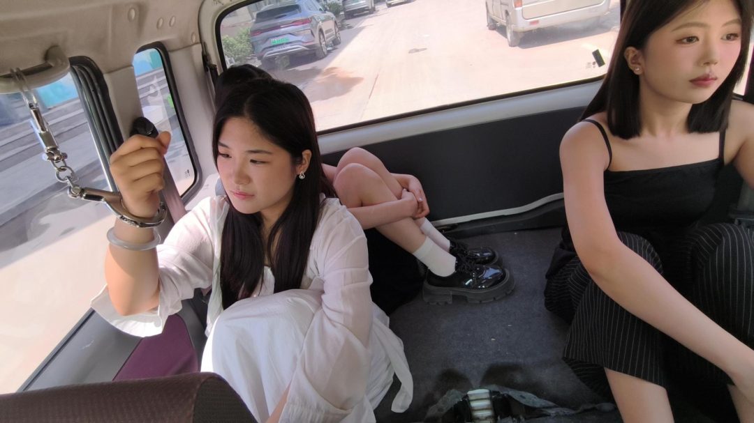 【鑫鑫工作室】新模特小艾云思饰演女贩和人犯，被逮捕后还不老实，于是先踮起脚来拷上，到监狱后又苏秦背剑铐起来，终于忍受不了，承认了犯罪经过-2