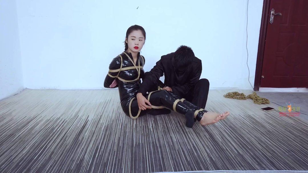 露露被强迫驷马后用丝袜堵嘴，还用丝袜套头，强制用丝袜抬头-3