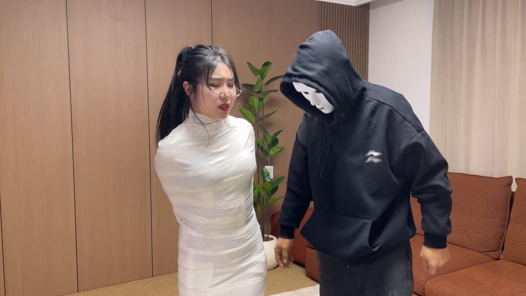 云雀定拍《被入室抢劫的美丽母女 下》 超人气漫画完美复刻 双人木乃伊捆绑蠕动 求救只有一墙之隔~-1