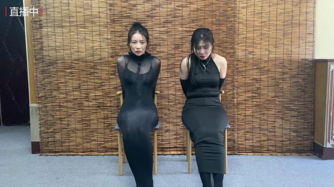 king定拍《紧缚晚礼服 止步拘束裙 下》完美还原漫画拘束 双人美女模特拘束晚礼服 被迫直播介绍身上的服装 吴晗和刘洋强强联手-9