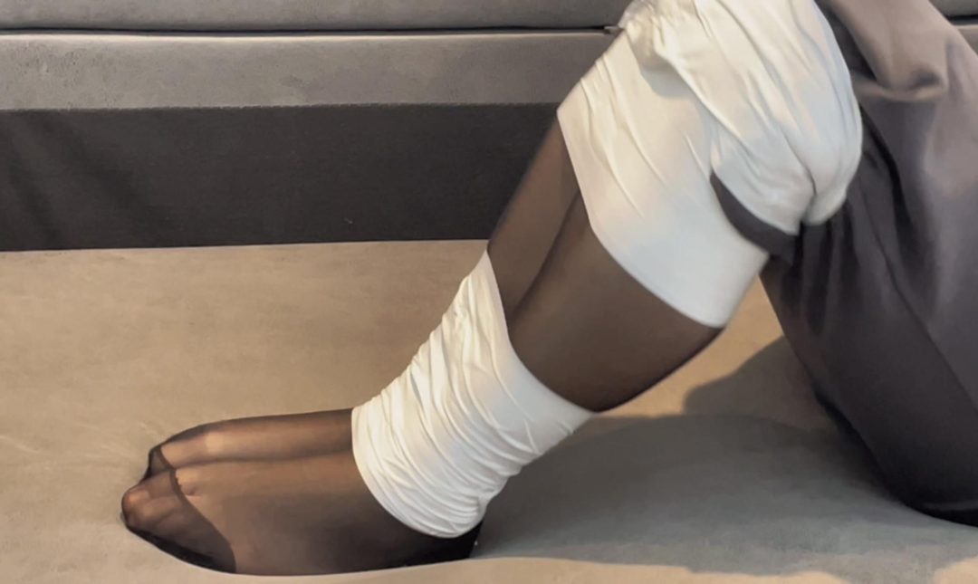 【小贝】许久不见的小贝，还是熟悉的配方，先是防水肤膜，然后白色胶带沾满脸，穿着黑丝，慢慢挣扎吧-9