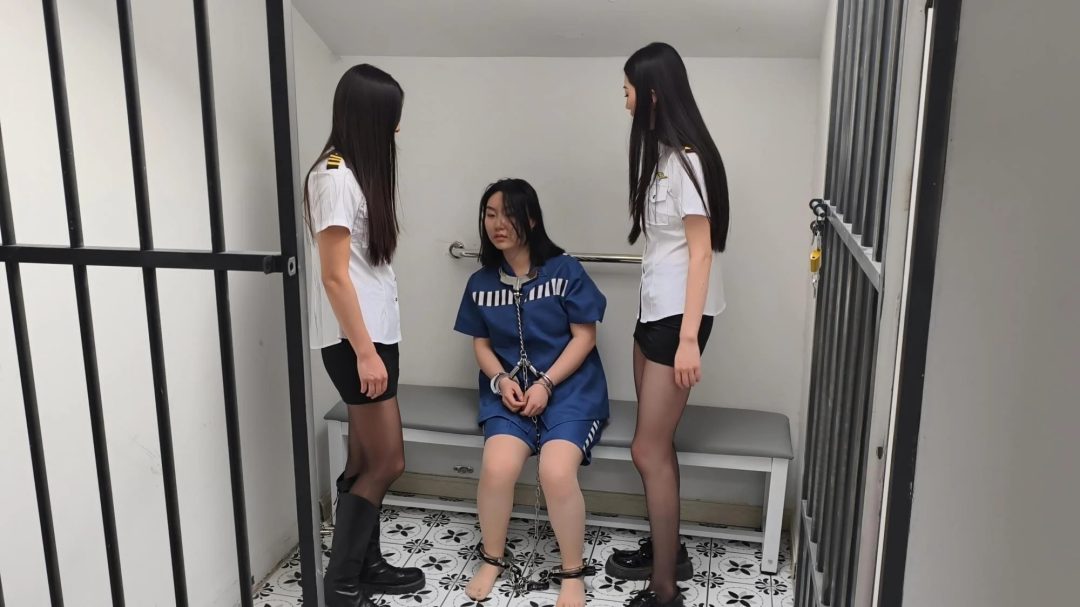 【鑫鑫工作室】李珍珍 诈骗被捕 审讯 不配合 刑讯惩罚 吊铐惩罚 电棍电击 鞭打 口球 金属口珈等手段-3