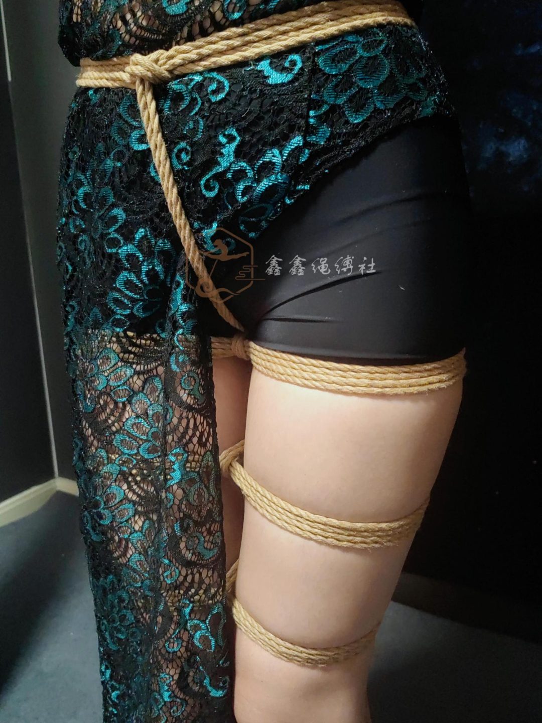 蓉蓉被捆绑口球、口枷、缚腿吊，股绳缠绕，长腿美脚一览无余。-4