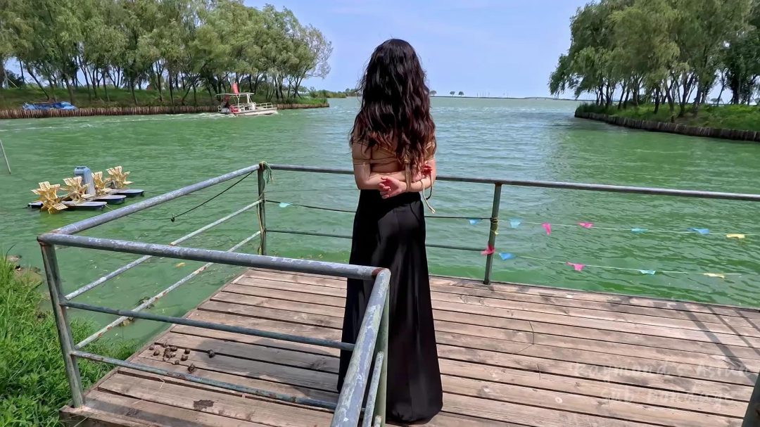 【Raymond】裙子下被绑大腿艰难的户外行走，湖边偶遇“路船”专门绕了一圈过来看（户外/绑腿/艰难行走/人前/后手观音/股绳/被发现/礼服）-7