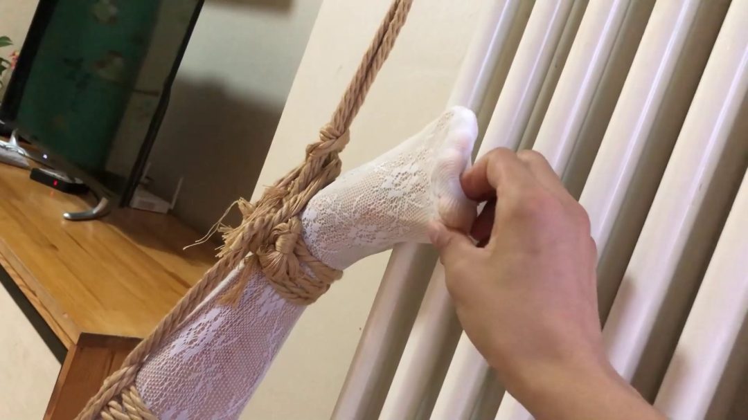 小芳妹子调教 捆绑打手心打脚心 单腿吊-7