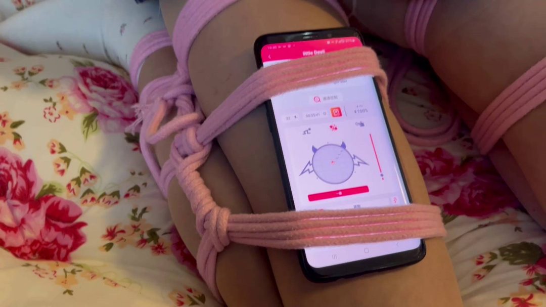 伪娘小恶魔堵嘴吊缚电击项圈-4